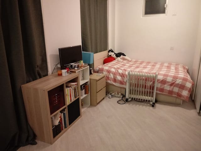Cozy studio with balcony in kennedy town