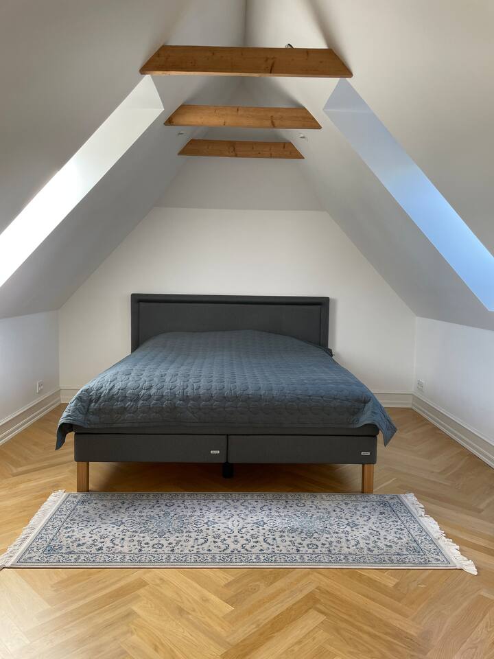 Dormitorio con cama matrimonial de 180x210 cm