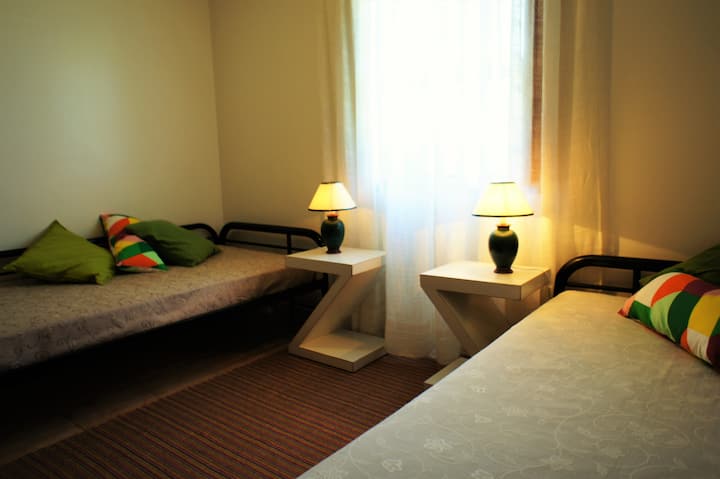 Трета спална соба со два кревета и гардеробер.