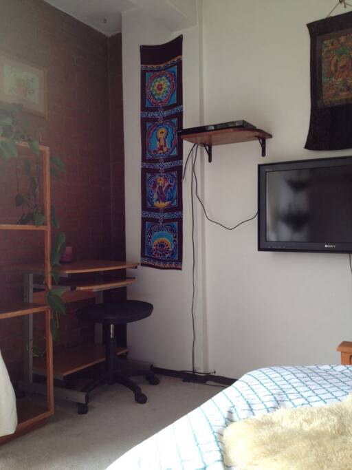 Television con cable y mueble para lap top.