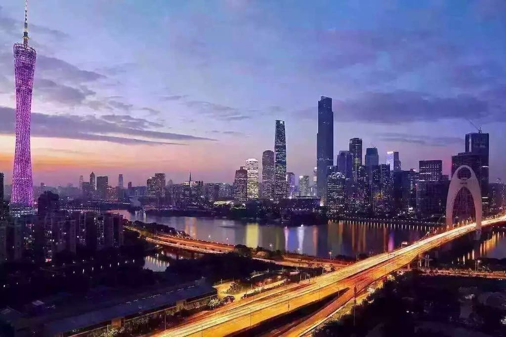 站在阳台或躺在床上就能看到广州塔和珠江新城的完美夜景
