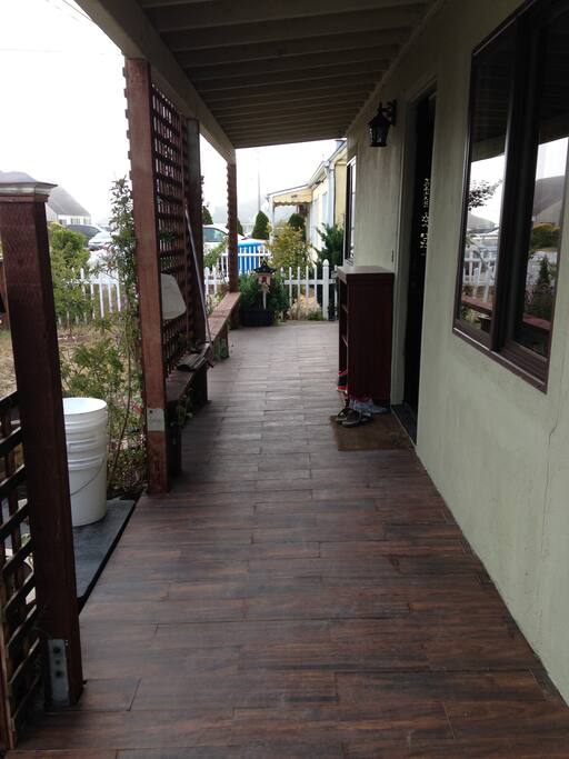 前院长廊(The front hallway)