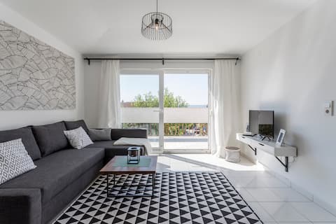 Successful Airbnb property: Sunny apartment with a large terrace! in Kaštel Novi