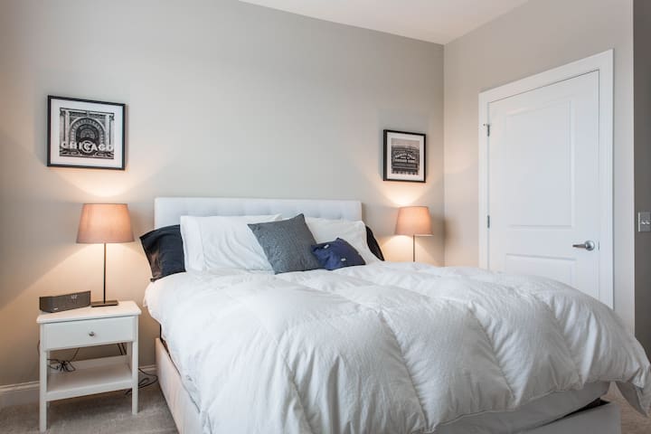 Private Room and Bath, all travelers welcome!!!