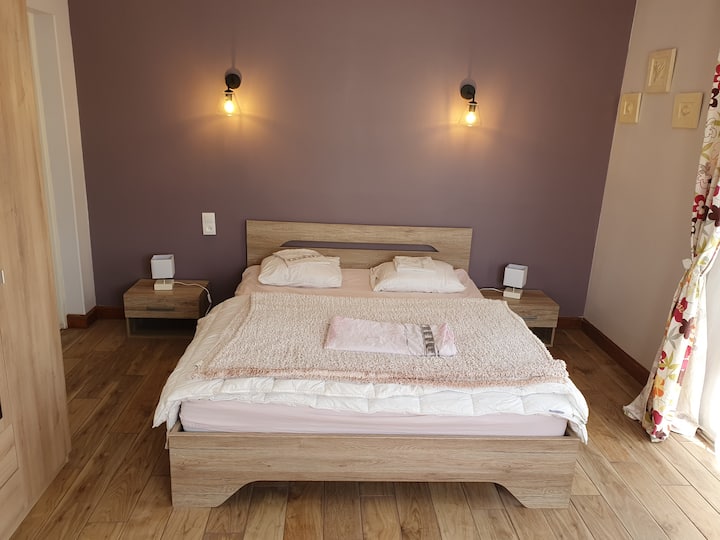 חדר ורוד בקומת הקרקע