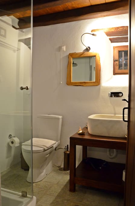 Το μπάνιο του δωματίου - The bathroom of this room