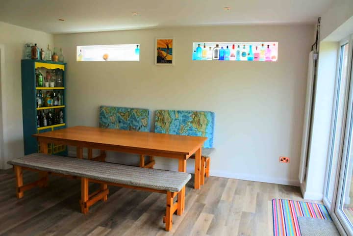 Swim Lodge. One Minute Walk To The Beach. - Deal