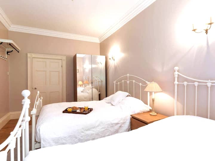 Dormitorio 6 camas dobles e individuales en la planta baja