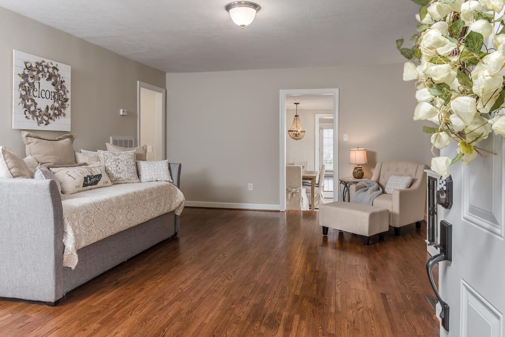 Second living room with trundle, sleeps two near front door