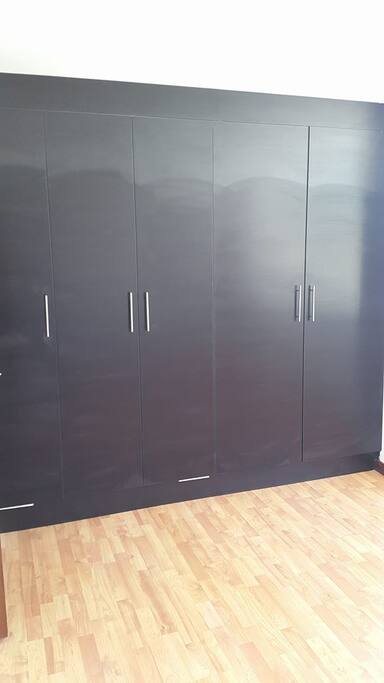 dormitorio, cama de dos plazas con colchon ortopédico y closet amplio.