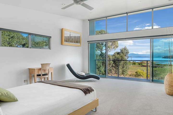 Main bedroom overlooking  the  D'Entrecasteaux Channel and Hertz mountains.
