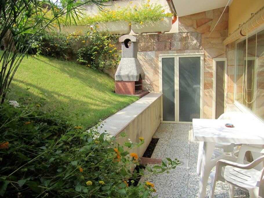 Veranda con tavolo, sedie e barbecue riservato per l'appartamento