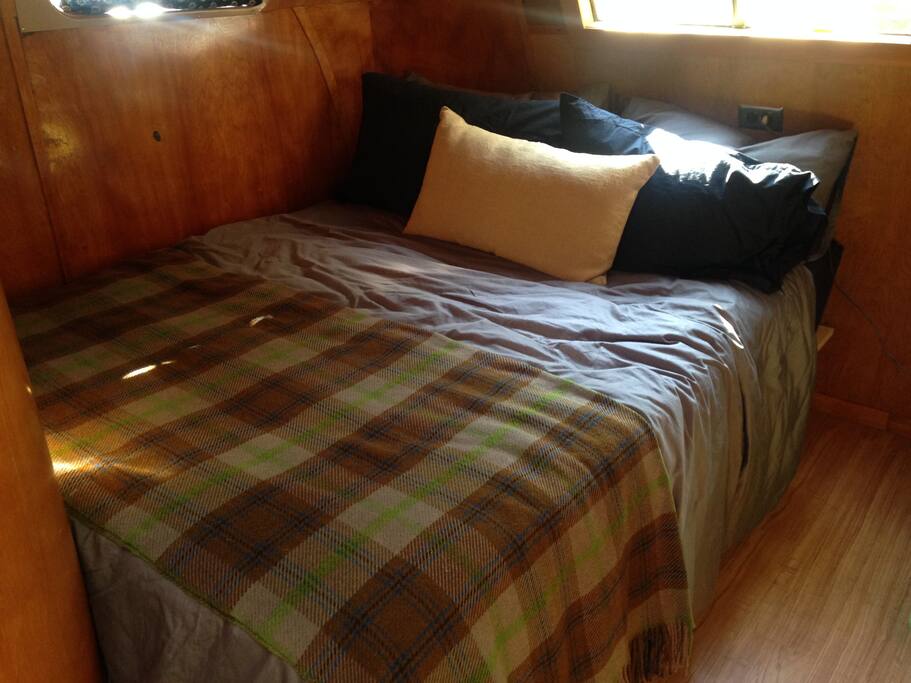 Cozy tempurpedic Full bed.