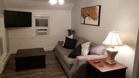The MapleWood - A cozy second floor apartment