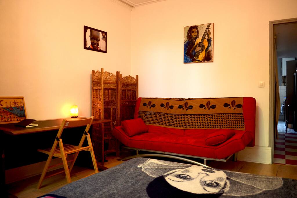 Chambre Airbnb
Lit double, bureau et chaise, un canapé et une grande armoire avec des cintres pour accrocher vos vêtements.