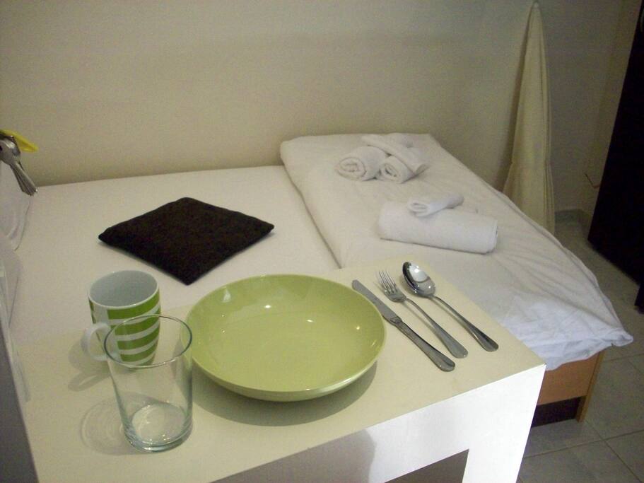 dining table or working station
wi-fi and ethernet free