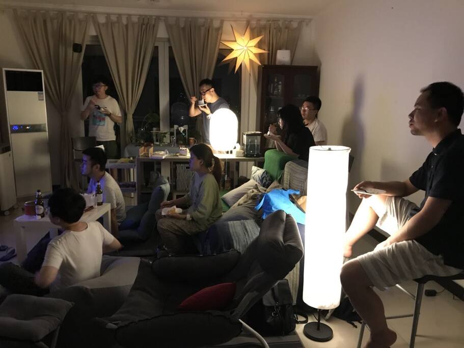 轰趴,看电视,聚餐,交流,合用区域。