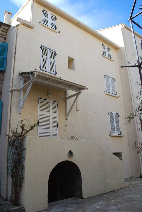 la maison et son entrée