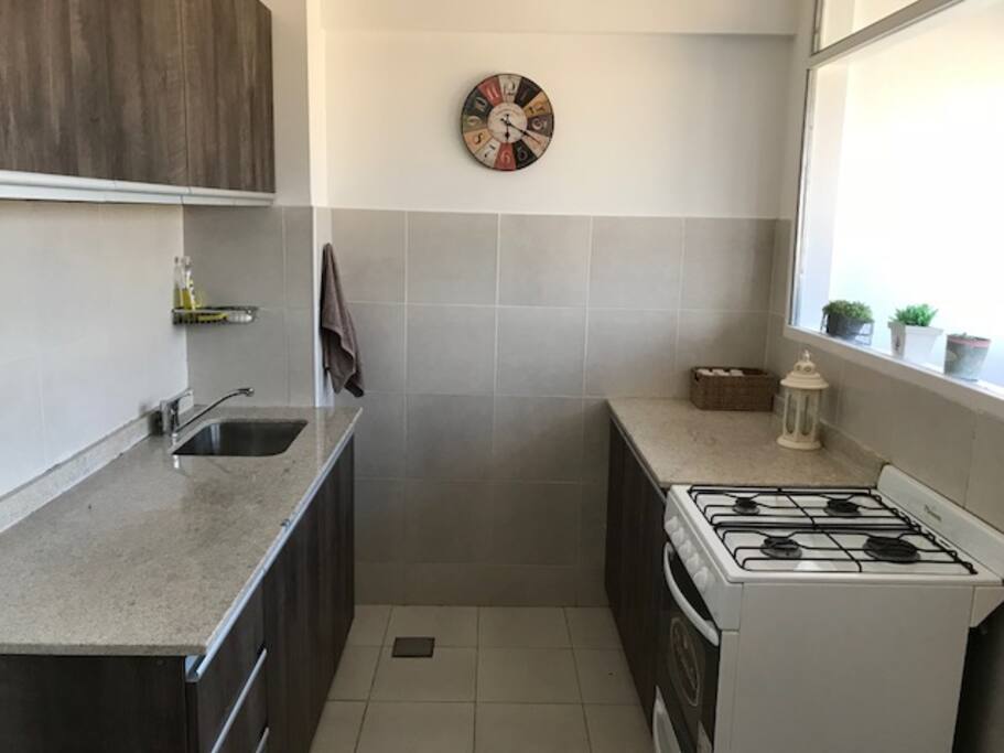 COCINA alacenas, vajilla, ollas, heladera con freezer, buena presión de agua, higiénica y luminosa
