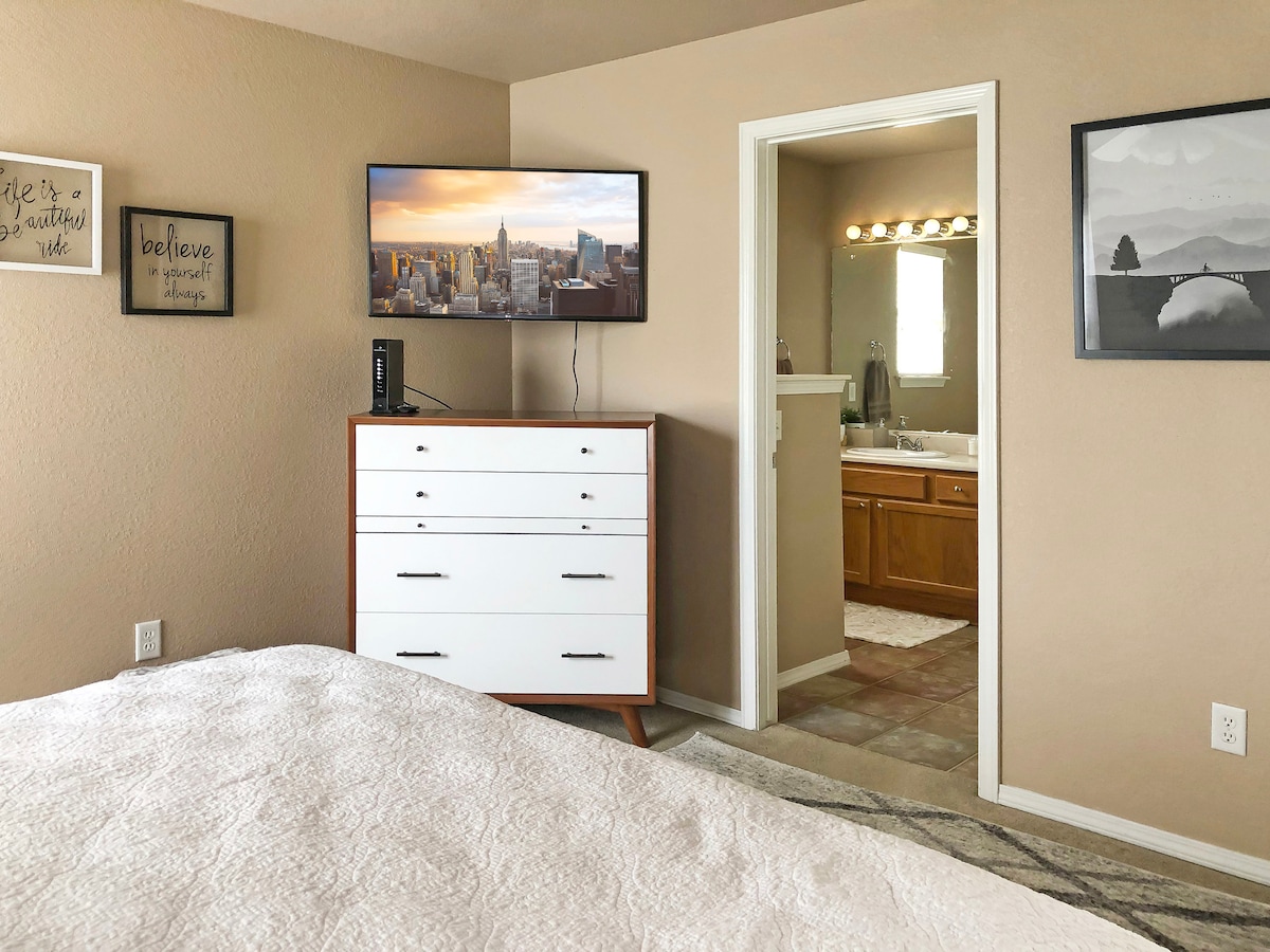 ห้องนอนหลักพร้อมเตียงขนาดคิงไซส์และสมาร์ททีวี