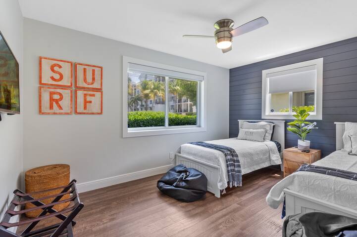 2 blocks to the beach*Pool*Ocean Access*Dock*Grill gallery image 4