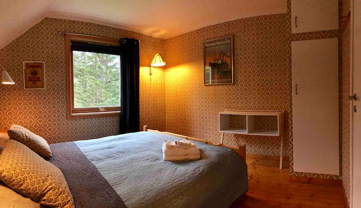Ditt mysiga rum med utsikt över trädgården och Mount Narvtinden