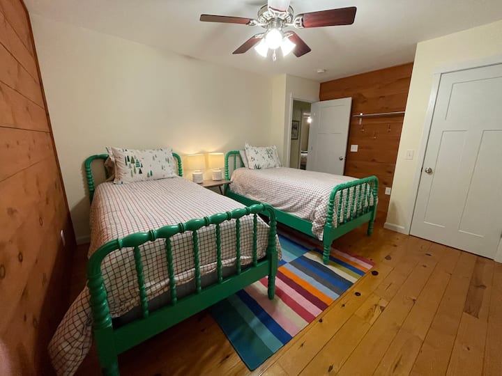 La deuxième chambre à l'étage dispose d'un placard pour le rangement et de porte-bagages pour les pièces supplémentaires ainsi que de crochets et d'étagères pour l'équipement. 