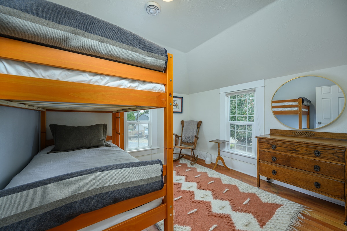 Легло №2 на горния етаж - двуетажни легла