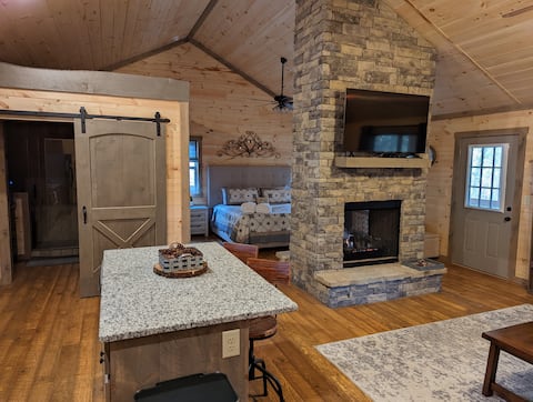 Top performing Airbnb: Romantic Cabin for 2, Hot Tub, Wi-Fi 10min from BR in Epworth