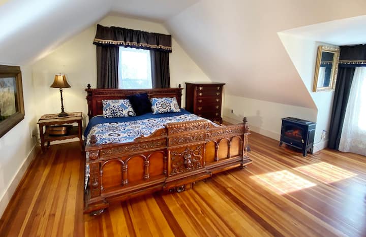 Chumba cha kulala cha Ujerumani, kilicho na bafu, eneo la kuvaa, na chumba cha kupikia