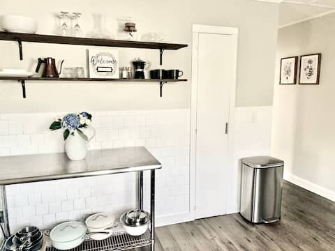 Sweet Retreat: 2 BDR  Home Mins to Colby