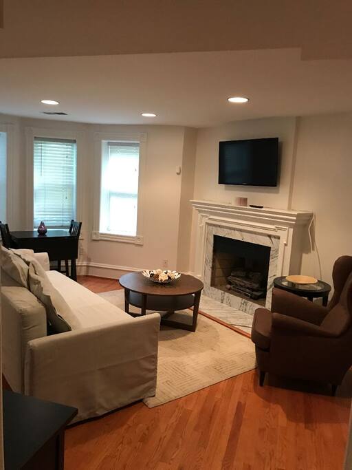 Living Room w/ Dining for 4