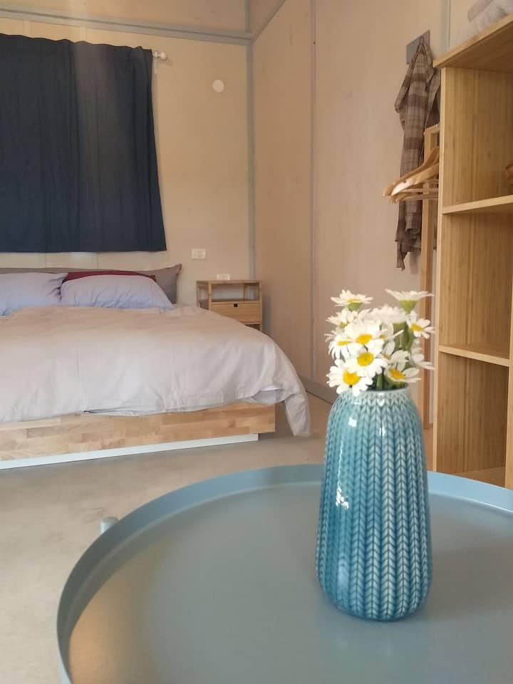 Ett sovhörn med byrå, läslampa, klädhängare och mörkläggningsgardin (vi har försökt tänka på alla detaljer)