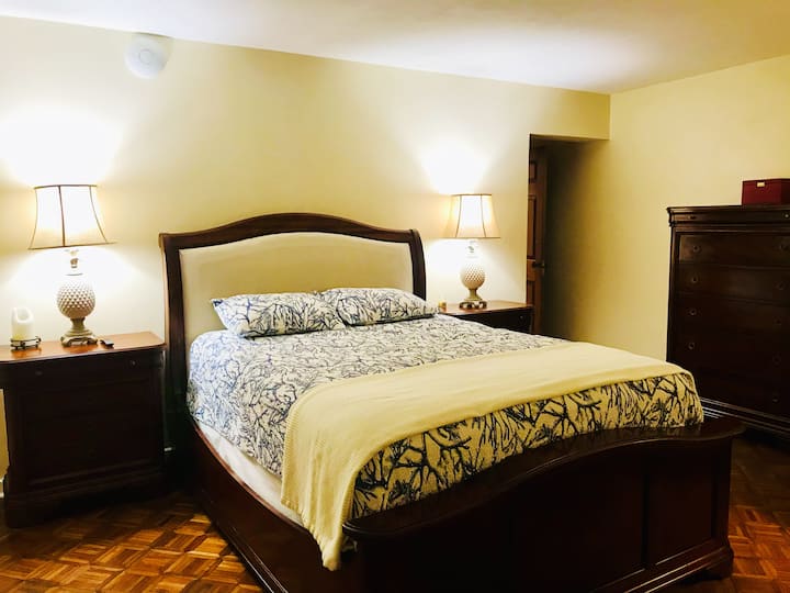 นี่คือห้องนอนควีนไซส์ซันไรส์ที่ตั้งอยู่บนชั้นสระว่ายน้ำ  สว่างและโปร่งมาก  ขนาด: 18 x 16 ฟุต ห้องที่สวยงามนี้มีวิวสระว่ายน้ำและทะเลที่น่าตื่นตาตื่นใจ  นอกจากนี้ยังมีประตูทางออกส่วนตัวที่นำไปสู่ระเบียงที่มีหลังคา  