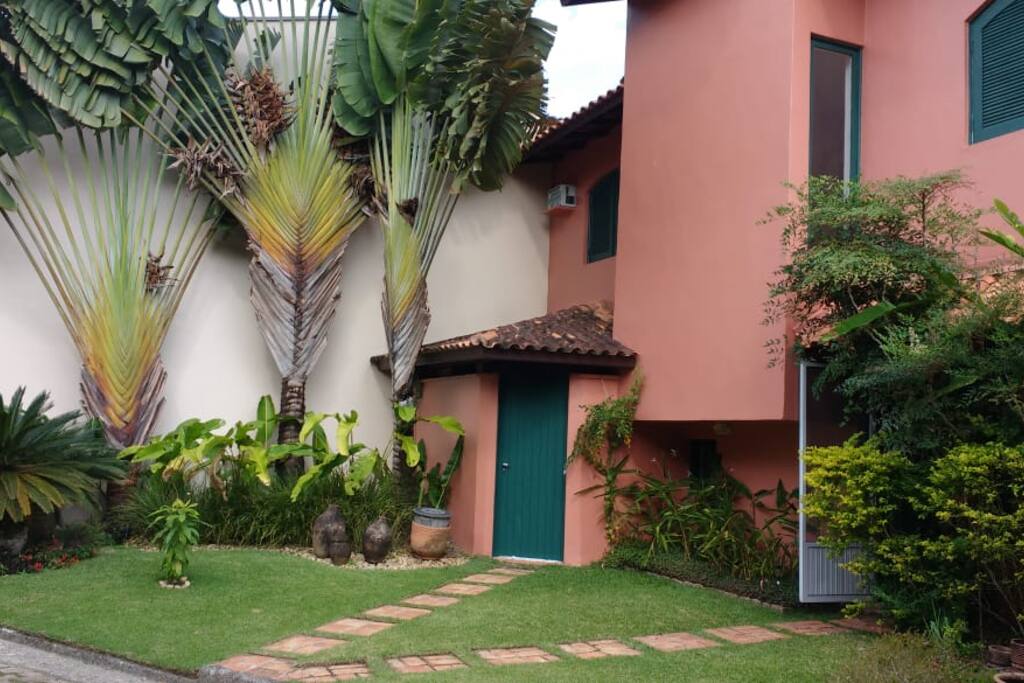 Frente da Casa. Entrada social e de serviço, onde poderá guardar utensílios