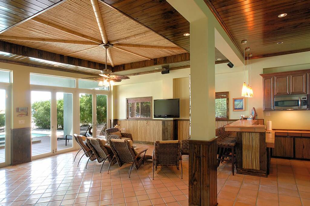 Large family room with bar great for entertaining