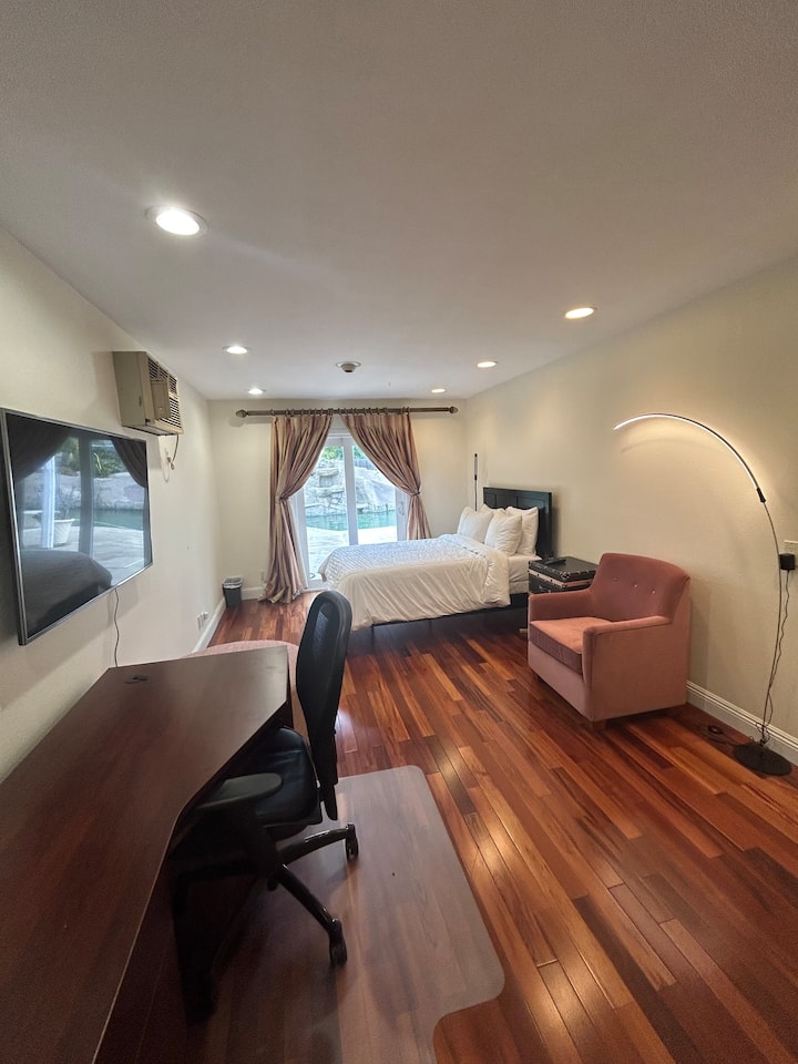 Chumba cha kulala # 6 (Ghorofa ya chini yenye dawati la kituo cha kazi) picha ya 1