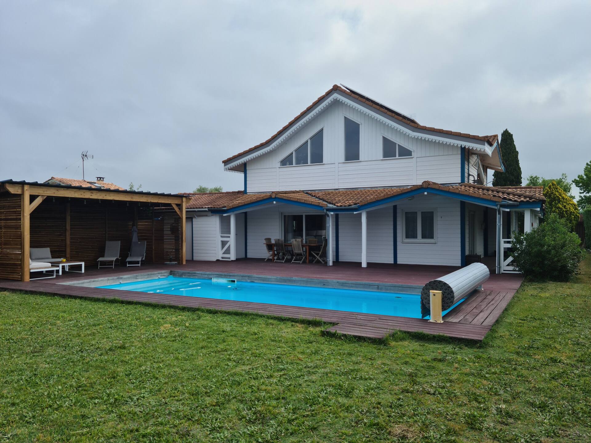 Cozy wooden house with pool — Foto 2