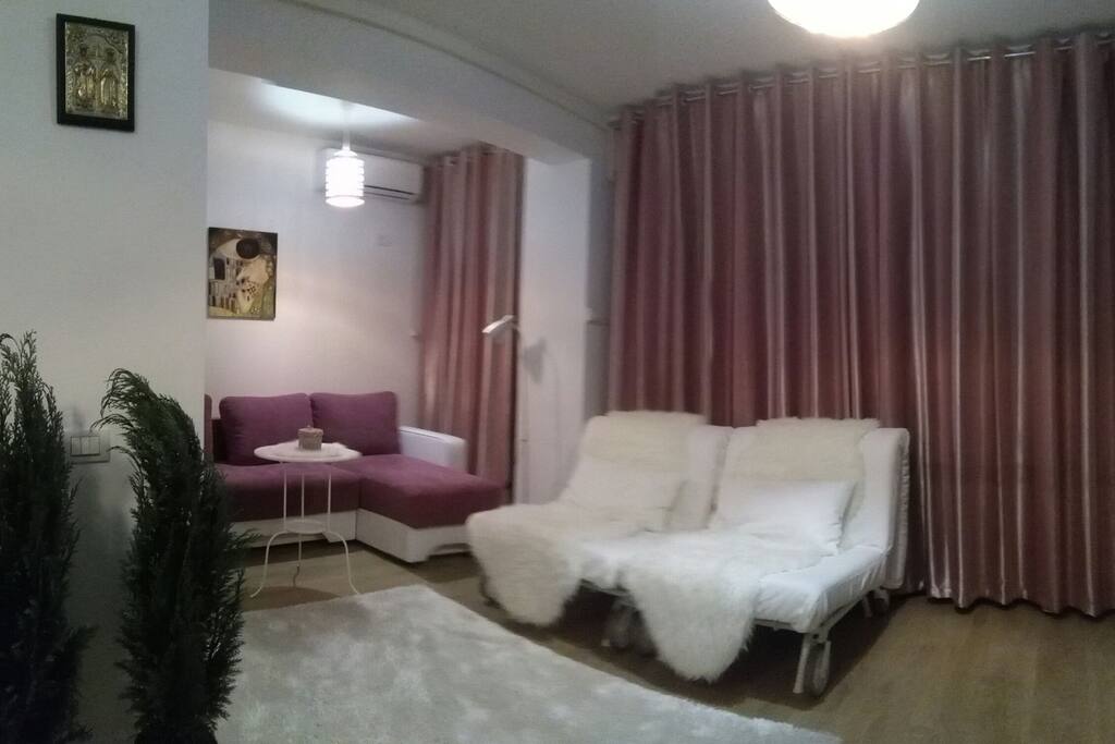 Modern room with an extensible large sofa and two extensible armchairs