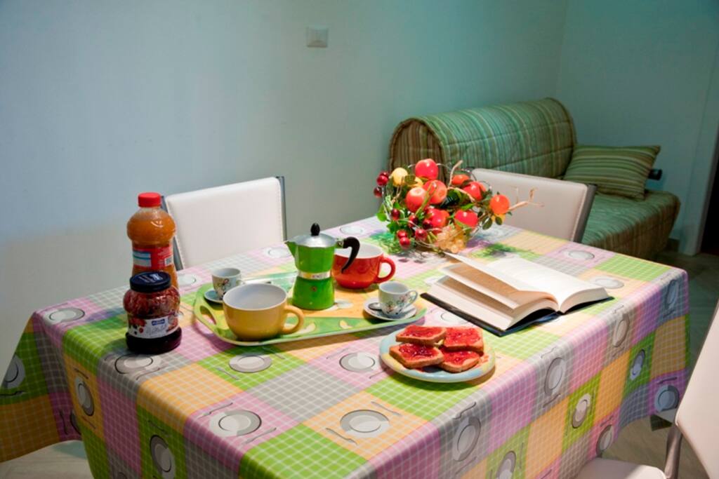 SALA DA PRANZO CON DIVANO LETTO