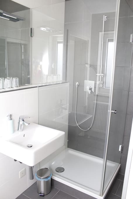 Bad 1 mit Dusche / Bathroom 1 with Shower