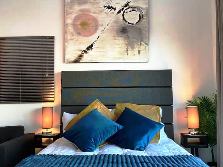 להתעורר ולצפות בזריחה ממיטת הקווין - סייז הנוחה במיוחד עם מצעי כותנה מצריים. 