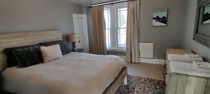 חדר שינה גדול בקומה השנייה עם מזרן קינג סייז ומצעים וריהוט מעודכנים. 