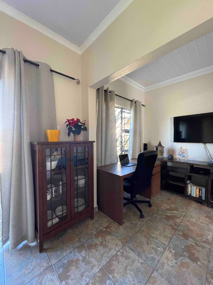 Maroela Manor. Charming Cottage, Wi-fi & Workspace - Secunda
