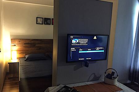 Studio Aptt. Near Airport :Fully equipped&serviced