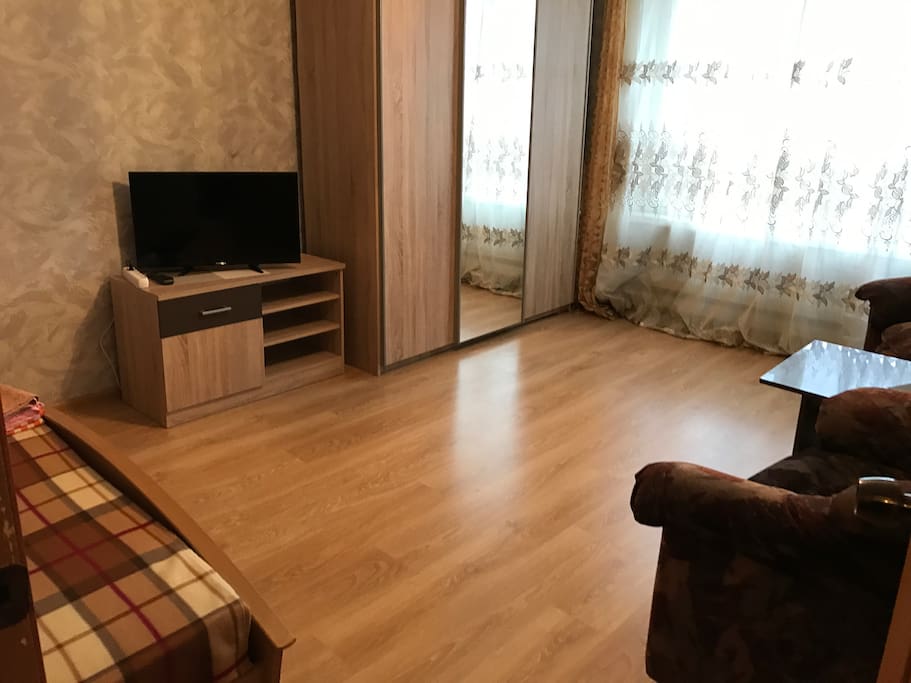 жк телевизор, шкаф купэ с большими зеркалами.