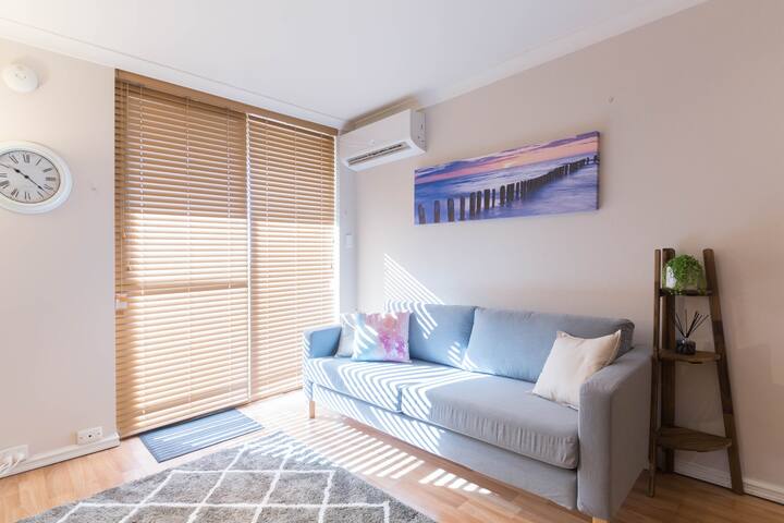 Cozy Apartment Close to River - Vacay For Less!