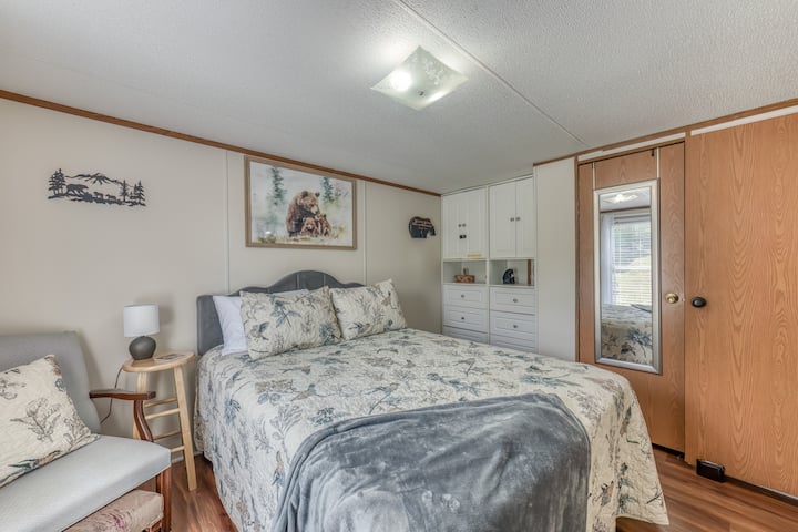 Main Bedroom, queen bedroom. Linens, towels, pillows, clothing storage, luggage rack provided. Vacuum and extra blankets in the closet.