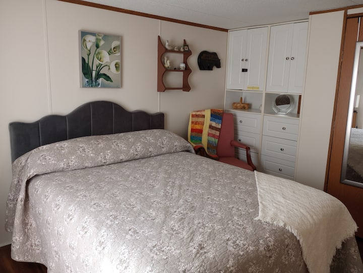 Главна спална соба, брачна спална соба. Обезбедена е постелнина, крпи, перници, складиште за облека, полица за багаж. Вентилатор, греалка, правосмукалка и дополнителни ќебиња во плакарот.