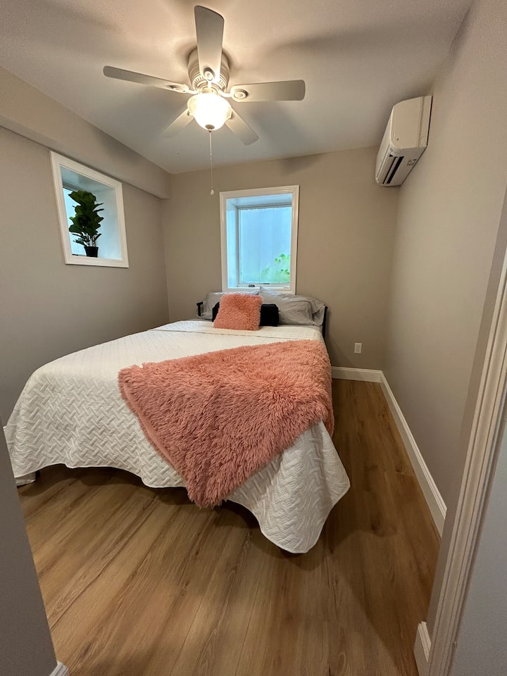 1号卧室配有书桌和热泵，让您倍感舒适。 